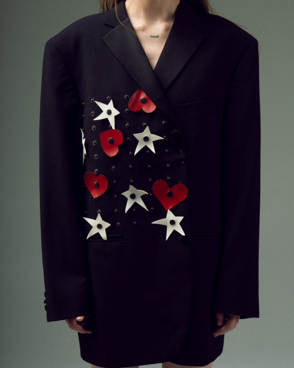 UPCYCLING JACKET CONSTRUCTOR INFANTA with a man's shoulder