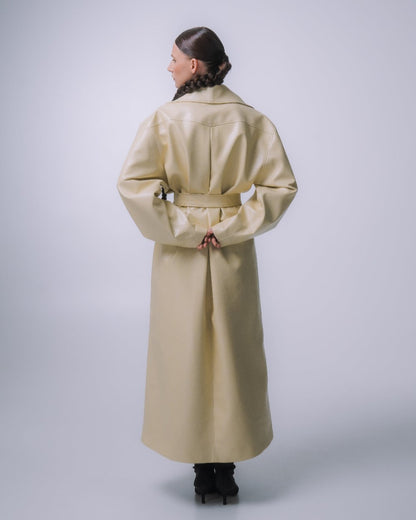 ПАЛЬТО З ГРАФІЧНИМ КОМІРОМ З ЕКО-ШКІРИ МОЛОЧНЕ