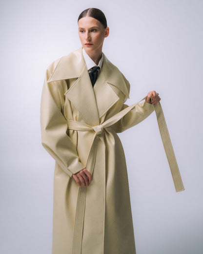 ПАЛЬТО З ГРАФІЧНИМ КОМІРОМ З ЕКО-ШКІРИ МОЛОЧНЕ